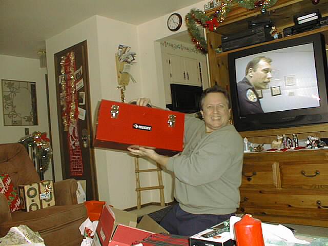 Scott Showing Sm Toolbox.jpg (45263 bytes)