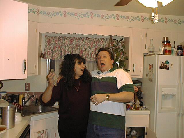 Scott-n-Susie in Kitchen.jpg (41187 bytes)