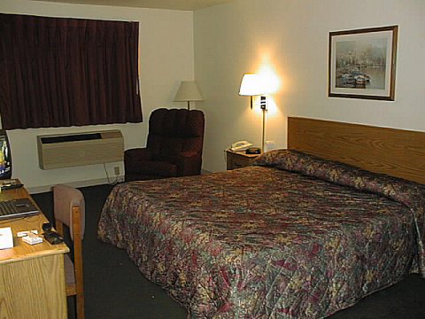 Super 8 Room 1.jpg (42824 bytes)
